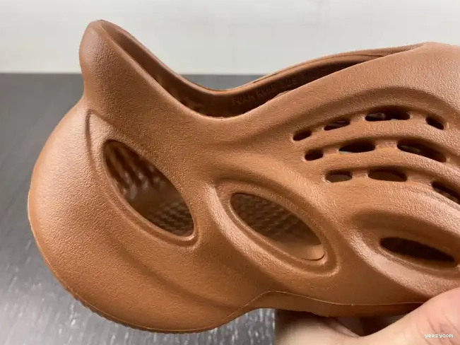 RNR Red Clay Foam HP5335 Yeezy Adidas 0608